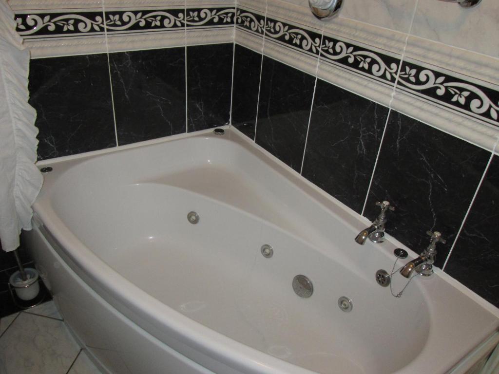 The Laurels B&B Kilkenny Room photo